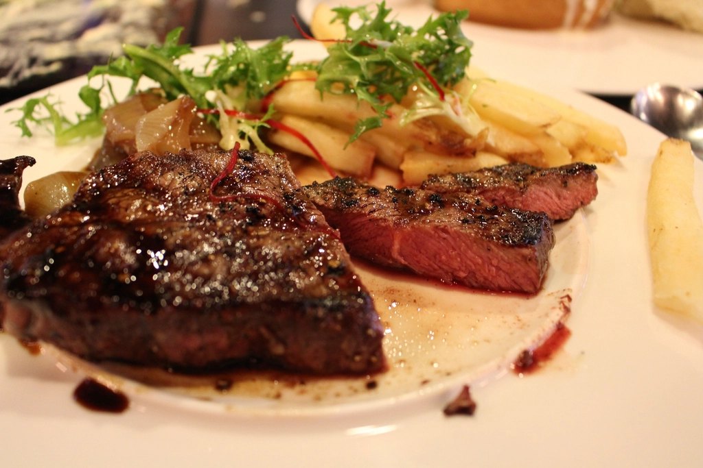Bife emplatado con guarnición