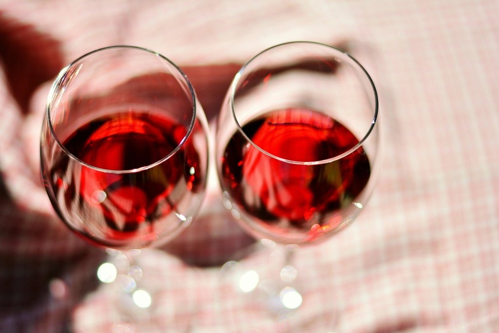 Dos copas de vino tinto